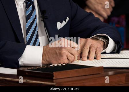 US President Joe Biden signs an Executive Order on Project Labor Agreements, at Ironworkers Local 5, February 4, 2022 in Upper Marlboro, Maryland. This agreement will improve timeliness, lower costs, and increase quality in federal construction projects. Photo by Ken Cedeno/Sipa USA Credit: Sipa USA/Alamy Live News Stock Photo