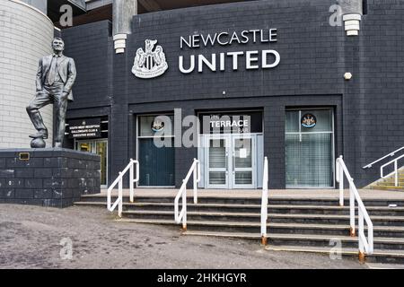Statue of legendary footballer and manager Sir Bobby Robson at the home ground of Newcastle United, UK Stock Photo