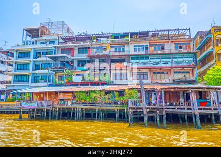 The line of shabby houses on the bank of chao Phraya river, Bangkok, Thailand Stock Photo