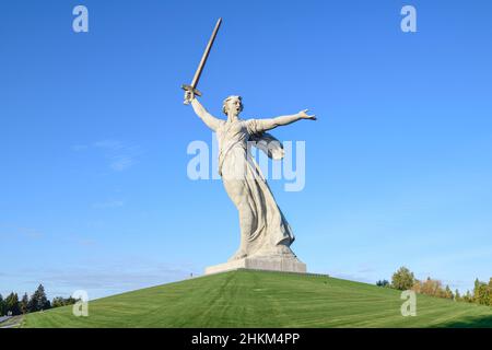 VOLGOGRAD, RUSSIA - SEPTEMBER 19, 2021: Sculpture 'The Motherland Calls!' against a blue cloudless sky on a sunny day. Memorial complex 'Mamaev Kurgan Stock Photo