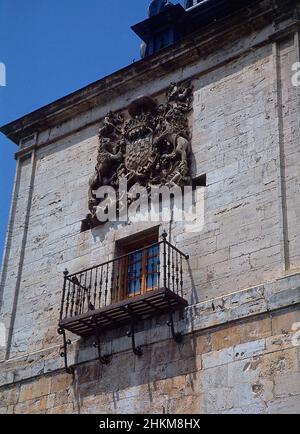 UNA DE LAS TORRES DEL HOSPITAL DE SAN AGUSTIN - DETALLE DEL ESCUDO Y DEL BALCON - SIGLO XVII - FOTO AÑOS 90. Author: MONTALVAN IGNACIO / PORTELA PEDRO. Location: HOSPITAL DE SAN AGUSTIN. BURGO DE OSMA. Soria. SPAIN. Stock Photo