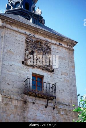 DETALLE DEL ESCUDO DE LA TORRE DEL ANTIGUO HOSPITAL DE SAN AGUSTIN - SIGLO XVII - FOTO AÑOS 90. Author: MONTALVAN IGNACIO / PORTELA PEDRO. Location: HOSPITAL DE SAN AGUSTIN. BURGO DE OSMA. Soria. SPAIN. Stock Photo