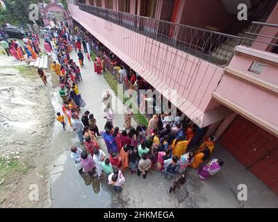 Narayanganj, Dhaka, Bangladesh. 5th Feb, 2022. Hindu devotees line up without maintaining Health protocol and without any social distancing in a temple premises to get Prashad during Vasant Panchami festival, also called Saraswati Puja, amid the COVID-19 situation in Narayanganj, Bangladesh. There have been 1,844,828 confirmed cases of COVID-19 with 28,524 deaths including the new OMICRON variant till today. (Credit Image: © Joy Saha/ZUMA Press Wire) Stock Photo