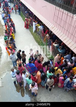 Narayanganj, Dhaka, Bangladesh. 5th Feb, 2022. Hindu devotees line up without maintaining Health protocol and without any social distancing in a temple premises to get Prashad during Vasant Panchami festival, also called Saraswati Puja, amid the COVID-19 situation in Narayanganj, Bangladesh. There have been 1,844,828 confirmed cases of COVID-19 with 28,524 deaths including the new OMICRON variant till today. (Credit Image: © Joy Saha/ZUMA Press Wire) Stock Photo