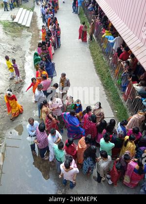 Narayanganj, Dhaka, Bangladesh. 5th Feb, 2022. Hindu devotees line up without maintaining Health protocol and without any social distancing in a temple premises to get Prashad during Vasant Panchami festival, also called Saraswati Puja, amid the COVID-19 situation in Narayanganj, Bangladesh. There have been 1,844,828 confirmed cases of COVID-19 with 28,524 deaths including the new OMICRON variant till today. (Credit Image: © Joy Saha/ZUMA Press Wire) Stock Photo