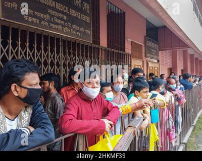 Narayanganj, Dhaka, Bangladesh. 5th Feb, 2022. Hindu devotees line up without maintaining Health protocol and without any social distancing in a temple premises to get Prashad during Vasant Panchami festival, also called Saraswati Puja, amid the COVID-19 situation in Narayanganj, Bangladesh. There have been 1,844,828 confirmed cases of COVID-19 with 28,524 deaths including the new OMICRON variant till today. (Credit Image: © Joy Saha/ZUMA Press Wire) Stock Photo