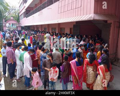 Narayanganj, Dhaka, Bangladesh. 5th Feb, 2022. Hindu devotees line up without maintaining Health protocol and without any social distancing in a temple premises to get Prashad during Vasant Panchami festival, also called Saraswati Puja, amid the COVID-19 situation in Narayanganj, Bangladesh. There have been 1,844,828 confirmed cases of COVID-19 with 28,524 deaths including the new OMICRON variant till today. (Credit Image: © Joy Saha/ZUMA Press Wire) Stock Photo