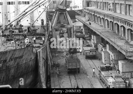 Cargo ship 'Southern Enterprise' handling discharging coal alongside the quay in Keelung or Kaohsiung, Taiwan, April 1978 Stock Photo