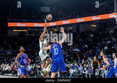 Istanbul, Turkey. 04th Feb, 2022. Chris Jones (L) of LDLC Asvel Villeurbanne and Tibor Pleiss (R) of Anadolu Efes Istanbul in action during Round 25 of the 2021/2022 Turkish Airlines Euroleague Regular Season at Sinan Erdem Sports Arena. Final score; Anadolu Efes Istanbul 78:72 LDLC Asvel Villeurbanne. (Photo by Nicholas Muller/SOPA Images/Sipa USA) Credit: Sipa USA/Alamy Live News Stock Photo