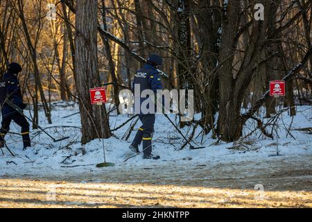 Chernobyl, Ukraine. 04th Feb, 2022. Soldiers of the National Guard Of Ukraine practiced military exercises near Chernobyl, Ukraine. Preparations continue in Ukraine as Russian military forces mobilize on the Ukrainian border. (Photo by Michael Nigro/Pacific Press) Credit: Pacific Press Media Production Corp./Alamy Live News Stock Photo