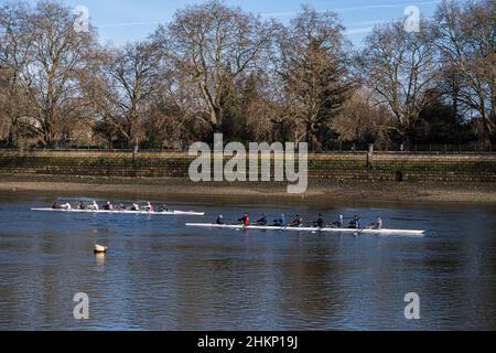 Putney, London, UK. 5  February, 2022. Rowers practicing on the river Thames near Putney on mild sunny  day in London. Credit: amer ghazzal/Alamy Live News Stock Photo