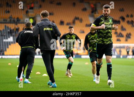 Norwich City's Grant Hanley (right) warming up before the Emirates FA Cup fourth round match at Molineux Stadium, Wolverhampton. Picture date: Saturday February 5, 2022. Stock Photo