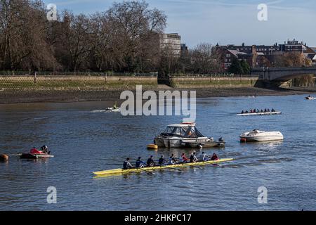 PUTNEY LONDON, UK. 5  February, 2022. Rowers practicing on the river Thames near Putney on mild sunny  day in London. Credit: amer ghazzal/Alamy Live News Stock Photo