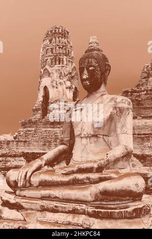 Buddha Statue and Prang Ruins, Wat Mahathat in Ayutthaya Historical Park, Thailand Stock Photo