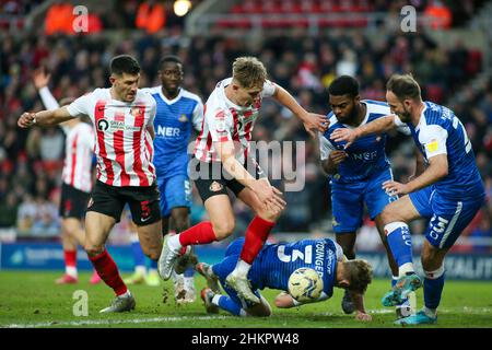 SUNDERLAND, UK. FEB 5TH Sunderland's Callum Doyle wins the ball in the Doncaster Rovers penalty box from Doncaster Rovers's Ollie Younger during the Sky Bet League 1 match between Sunderland and Doncaster Rovers at the Stadium Of Light, Sunderland on Saturday 5th February 2022. (Credit: Michael Driver | MI News) Credit: MI News & Sport /Alamy Live News Stock Photo
