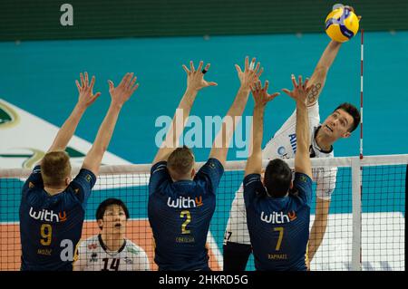 Verona, Italy. 05th Feb, 2022. Spike of Thomas Jaeschke - Allianz Power Volley Milano during NBV Verona vs Allianz Milano, Volleyball Italian Serie A Men Superleague Championship in Verona, Italy, February 05 2022 Credit: Independent Photo Agency/Alamy Live News Stock Photo