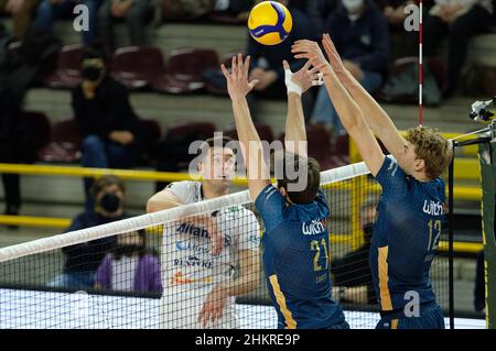 AGSM Forum, Verona, Italy, February 05, 2022, Spike of Thomas Jaeschke - Allianz Power Volley Milano  during  NBV Verona vs Allianz Milano - Volleyball Italian Serie A Men Superleague Championship Stock Photo