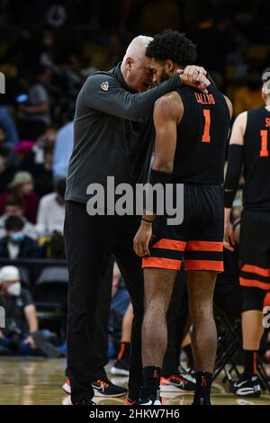 Oregon State head coach Wayne Tinkle greet spectators behind his team's ...