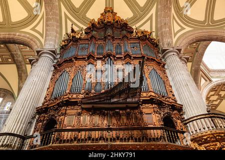 Organ, Metropolitan Cathedral (Catedral Metropolitana de la Asuncion de Maria), Plaza de la Constitucion, Zocalo square, Mexico City. North America Stock Photo