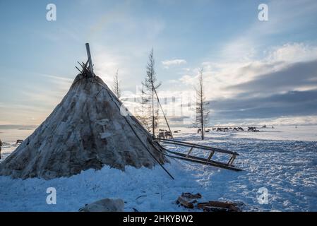A Nenet chum (tent covered with reindeer skins) in a snow-white tundra landscape. Yamalo-Nenets Autonomous Okrug, Russia Stock Photo