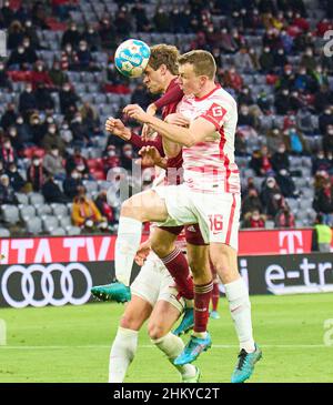 Thomas MUELLER, MÜLLER, FCB 25  compete for the ball, tackling, duel, header, zweikampf, action, fight against Lukas KLOSTERMANN, RB Leipzig 16  in the match FC BAYERN MÜNCHEN - RB LEIPZIG 1.German Football League on Feb 5, 2022 in Munich, Germany. Season 2021/2022, matchday 21, 1.Bundesliga, FCB, München, 21.Spieltag. FCB © Peter Schatz / Alamy Live News    - DFL REGULATIONS PROHIBIT ANY USE OF PHOTOGRAPHS as IMAGE SEQUENCES and/or QUASI-VIDEO - Stock Photo