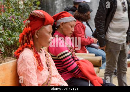Two women from the Red Dao tribe in Cat Cat village, Sapa (Sa Pa), Lao Cai Province, Vietnam, Southeast Asia Stock Photo