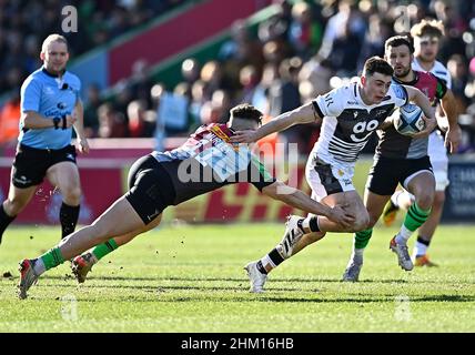 Twickenham, United Kingdom. 06th Feb, 2022. Premiership Rugby. Harlequins V Sale Sharks. The Stoop. Twickenham. Raffi Quirke (Sale Sharks) goes past the diving Cadan Murley (Harlequins) during the Harlequins V Sale Sharks Gallagher Premiership rugby match. Credit: Sport In Pictures/Alamy Live News Stock Photo