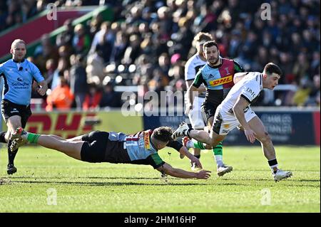 Twickenham, United Kingdom. 06th Feb, 2022. Premiership Rugby. Harlequins V Sale Sharks. The Stoop. Twickenham. Raffi Quirke (Sale Sharks) goes past the diving Cadan Murley (Harlequins) during the Harlequins V Sale Sharks Gallagher Premiership rugby match. Credit: Sport In Pictures/Alamy Live News Stock Photo