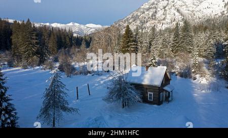 Bull River Guard Station in the Cabinet Mountains in winter. Kootenai National Forest, northwest Montana. (Photo by Randy Beacham) Stock Photo