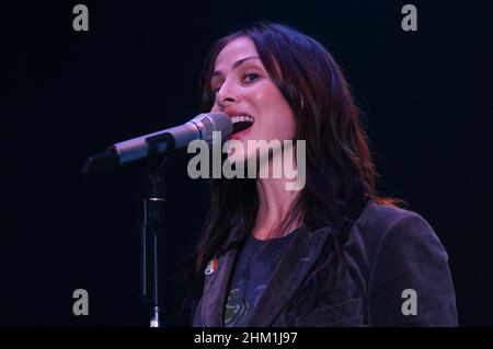 Milan Italy 2005-11-06 : Live concert of the singer Natalie Imbruglia at the Alcatraz Stock Photo