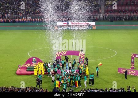 CAMEROON, Yaounde, February 06 2022 - national team of Senegal celebrates Bouna Sarr, Cheikhou Kouyate, Edouard Mendy, Sadio Mane, Nampalys Mendy, Ismaila Sarr, Kalidou Koulibaly during the Africa Cup of Nations Final between Senegal and Egypt at Stade d'Olembe, Yaounde, CMR 06/02/2022 Photo SFSI Credit: Sebo47/Alamy Live News Stock Photo