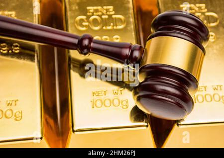 gold bars with judge gavel Stock Photo