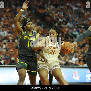 February 6, 2022: Texas Longhorns forward Aaliyah Moore (21) works against Baylor Lady Bears forward NaLyssa Smith (1) during an NCAA women's basketball game on February 6, 2022 in Austin, Texas. (Credit Image: © Scott Coleman/ZUMA Press Wire) Stock Photo