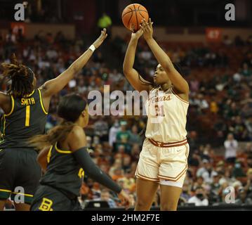February 6, 2022: Texas Longhorns forward Aaliyah Moore (21) shoots the ball during an NCAA women's basketball game on February 6, 2022 in Austin, Texas. (Credit Image: © Scott Coleman/ZUMA Press Wire) Stock Photo