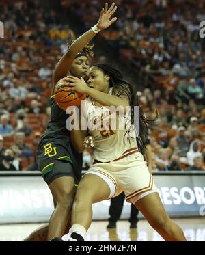 February 6, 2022: Texas Longhorns forward Aaliyah Moore (21) works against Baylor Lady Bears forward NaLyssa Smith (1) during an NCAA women's basketball game on February 6, 2022 in Austin, Texas. (Credit Image: © Scott Coleman/ZUMA Press Wire) Stock Photo