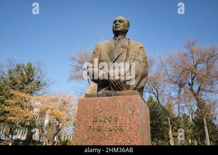 A bust, statue, sculpture of Sharof Rashidov, a USSR, CCCP, Russian, Soviet,  Communist leader of Uzbekistan from 1961 to 1983. In Tashkent, Uzbekista Stock Photo