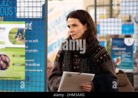 JULIETTE BINOCHE in BETWEEN TWO WORLDS (2021) -Original title: OUISTREHAM-, directed by EMMANUEL CARRERE. Credit: Curiosa Films / Album Stock Photo