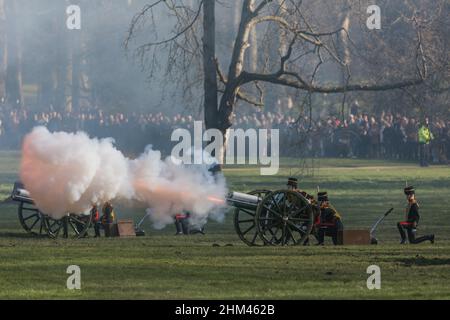 Green Park, London, UK. 7th February 2022. The soldiers, horses and guns of the King’s Troop Royal Horse Artillery fire 41 blank artillery rounds in Green Park to mark Accession Day. This year is the 70th anniversary of Her Majesty The Queen Accession to the throne.  A week  of celevbrations for Queen Elizabeth II Platinum Jubilee are planned for this summer.  Amanda Rose / Alamy Live News. Stock Photo