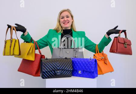Black leather chanel tote bag hi res stock photography and images Alamy