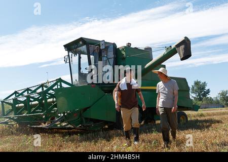 Realize mechanized harvesting in the fields of farmers Stock Photo