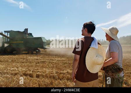 Realize mechanized harvesting in the fields of farmers Stock Photo