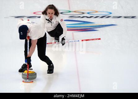 Great Britain's Bruce Mouat and Jennifer Dodds in the curling mixed doubles semi-finals during day three of the Beijing 2022 Winter Olympic Games at the National Aquatics Centre in China. Picture date: Monday February 7, 2022. Stock Photo