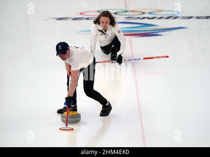 Great Britain's Bruce Mouat and Jennifer Dodds in the curling mixed doubles semi-finals during day three of the Beijing 2022 Winter Olympic Games at the National Aquatics Centre in China. Picture date: Monday February 7, 2022. Stock Photo