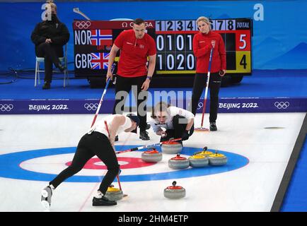 Great Britain's Bruce Mouat and Jennifer Dodds in the curling mixed doubles semi-finals during day three of the Beijing 2022 Winter Olympic Games at the National Aquatics Centre in China. Picture date: Monday February 7, 2022. Stock Photo