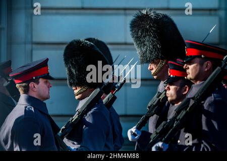 London, UK. 7th Feb, 2022. The Yorkshire Gunners (5th Regiment, The Royal Regiment of Artillery) undertake Public Duties in London and Windsor including changing the guard at Buckingham Palace - on the 70th anniversary of HM The Queen's Accession to the Throne and the start of the Platinum Jubilee. Credit: Guy Bell/Alamy Live News Stock Photo