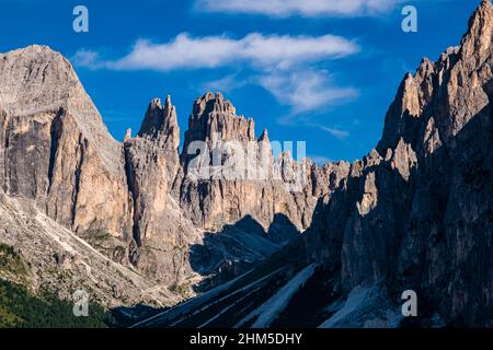 View into the valley Val de Vajolet with the Torri di Vajolet (middle), Cima Catinaccio (left) and Pala di Mesdi (right), main summits of Rosengarten. Stock Photo