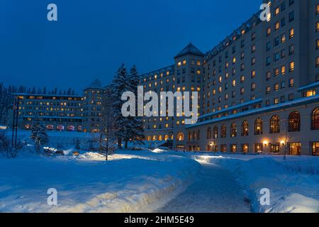 The Fairmont Chateau Lake Louise in winter, Banff National Park, Alberta, Canada. Stock Photo