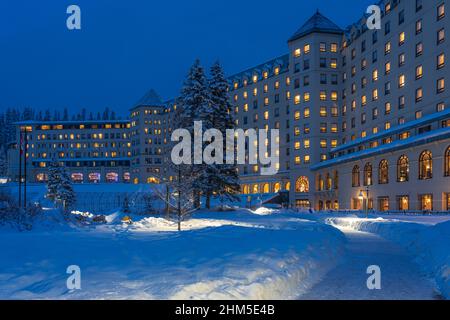 The Fairmont Chateau Lake Louise in winter, Banff National Park, Alberta, Canada. Stock Photo