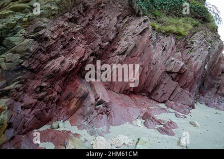 Talland Bay Looe Cornwall situated between Looe and Polperro Cornwall England UK. Unusual coloured rocks, Sedimentary green and pink slate Stock Photo