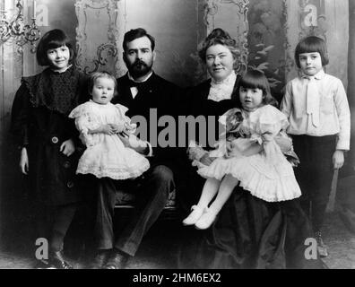 The american writer Ernest Hemingway, author of For Whom the Bell Tolls and The Old Man and the Sea. Ernest, aged 6, is the little boy at far right. Stock Photo